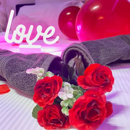 L'Escale Balneo'Romantique - Loveroom - Jacuzzi & Petit Dejeuner Вільє-сюр-Марн Екстер'єр фото